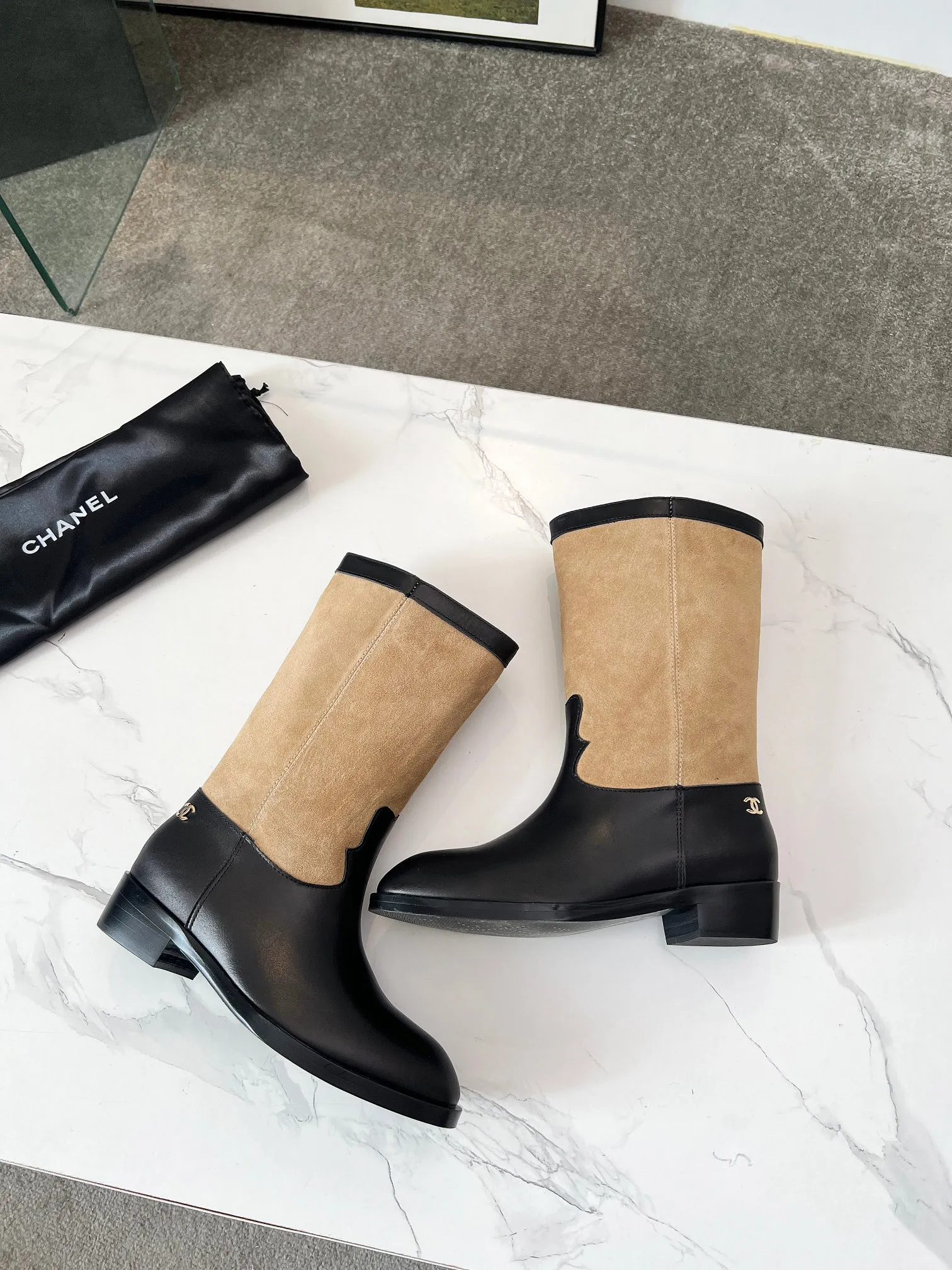 👟👟Ex-factory price 680👟👟 Top quality🔥Chanel 25 autumn and winter small fragrant suede color-blocked knight mid-high boots! Retro style boots Western cowboy boots! Unique western boot design with smooth curves and irregular edges like free lines in the wilderness! With a casual and free flavor. Let every step be uninhibited and refined! Whether it is paired with smart suit pants to create a cool urban style, or matched with an elegant dress to create a strong and soft aesthetic. Or pair it with jeans to create an authentic western style! The upper is made of first-layer cowhide stitched with suede. The inner lining is water-dyed cowhide. Number of yards: 35-40 (41 is custom-made and cannot be returned or exchanged). Comes with original packaging.
